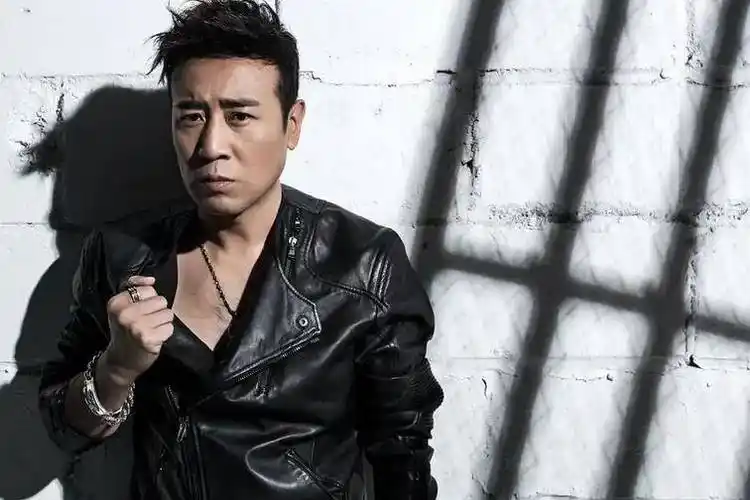 3岁丧父,靠姐姐卖钢琴进上戏,一人千面于和伟,你可真是个戏妖_时候