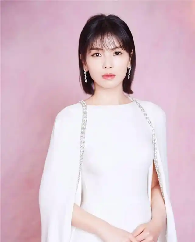 女人过了48岁尽量别留长发,烫卷发!推荐这3款发型,太减龄