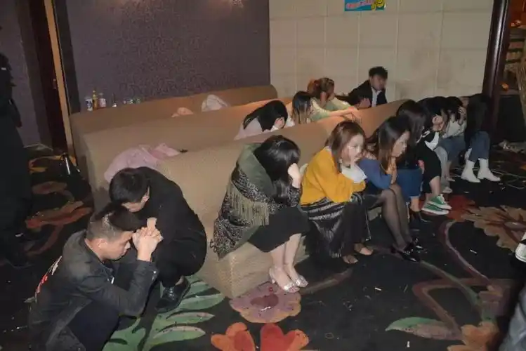 抓获以常某,许某为首的犯罪嫌疑人52名,摧毁一个特大"酒托诈骗"团伙