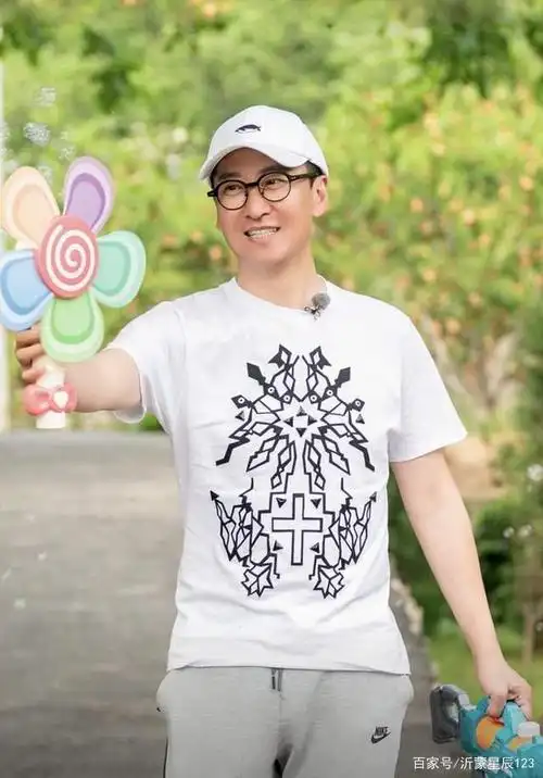 2021年8月31日,母亲去世,周杰在微博中写道:"我想要灵魂跟我挥挥手,做