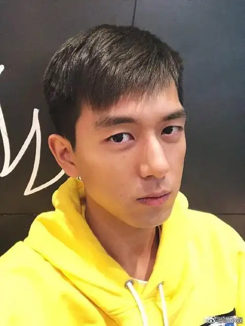李现自拍角度和表情可以说非常一致了,完美诠释什么叫做有颜任性