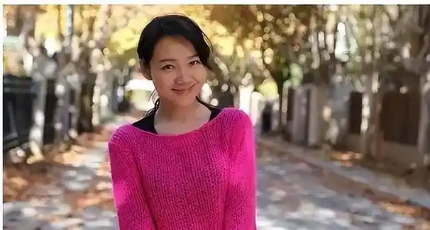 回顾周群:著名主持人,嫁给神秘老公生下三个孩子,50岁宛如少女