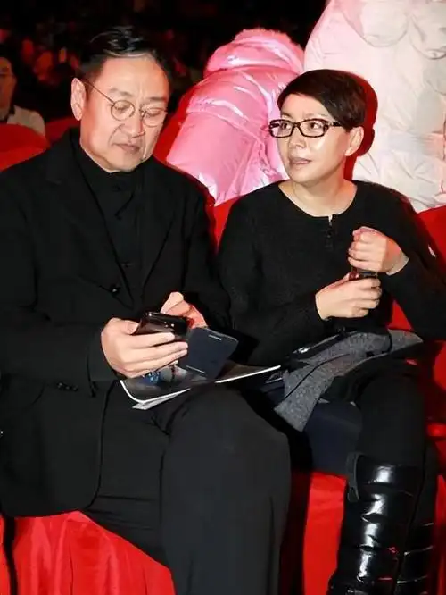 宋丹丹的初恋发生在高中时期,她与同学袁钢相恋5年,那段甜蜜的时光让