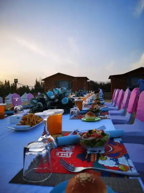 敦煌沙漠西餐酒会 沙漠夜宴 沙漠晚宴私人订制_鸣沙山