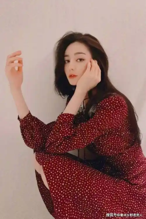 迪丽热巴和黄景瑜从2019年开始就传出了恋情,两人曾被拍到同框手机壳