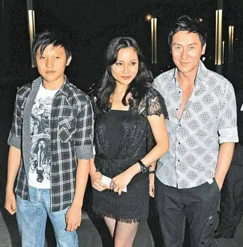 影帝马德钟近照,为健康暴瘦10磅,父子拍戏令人期待_张筱兰_儿子_老婆