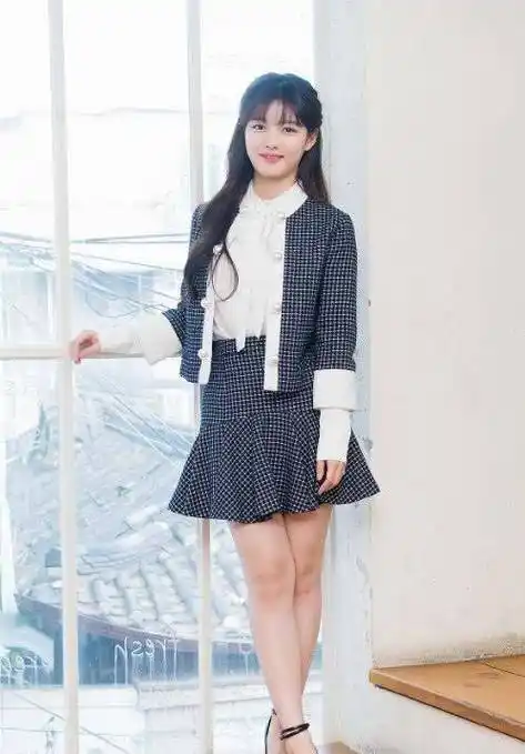 身材和气质都很好的金裕贞,无论什么风格的衣服都能轻松驾驭,像这身