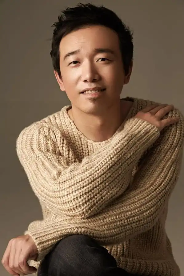 搞怪,以喜剧见长的优秀演员,他出现在舞台上多是喜剧演员身份,在他"不