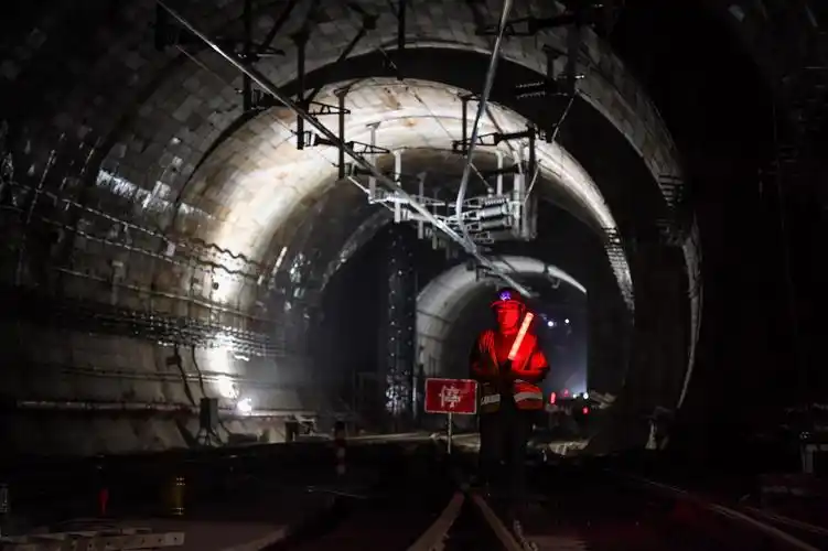 4月20日,安全员在广州地铁18号线龙潭至磨碟沙区间隧道内值守.