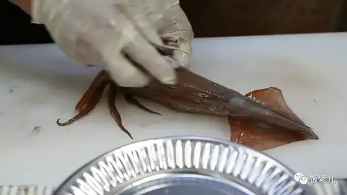 街头美食生吃鱿鱼一般人真的吃不下去