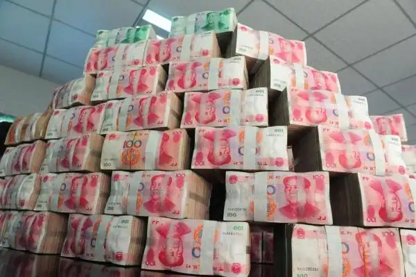 皖农民工领工资千万现金码成小山