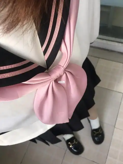 这个中间服走线很工整,刺绣也很精美,还送了三角巾洗衣袋什么的!