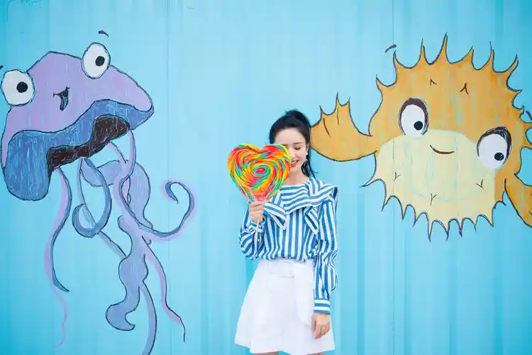 佟丽娅晒海边漫步照青春活力 穿蓝白套装优雅明媚