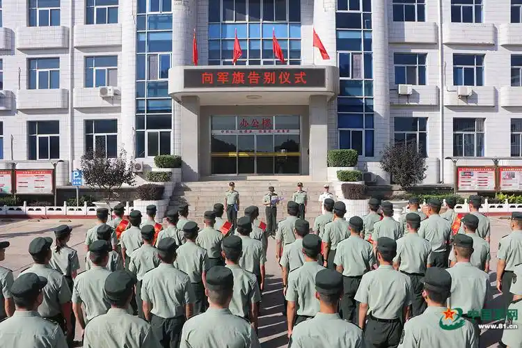 郑州联勤保障中心某仓库举行退役士兵向军旗告别仪式