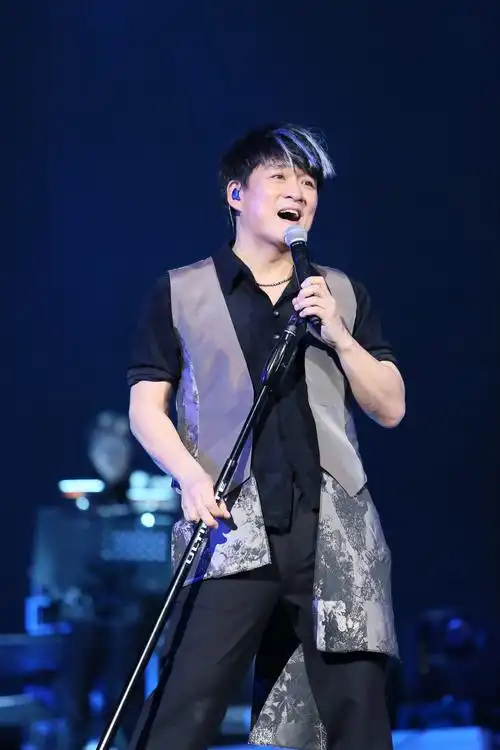 周华健(emil wakin chau),1960年12月22日出生于中国香港西营盘,祖籍