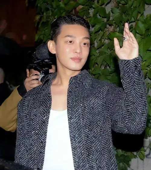 大秀的刘亚仁超话,这套造型也太适合瘦了好多的他了,经典灰白色大衣