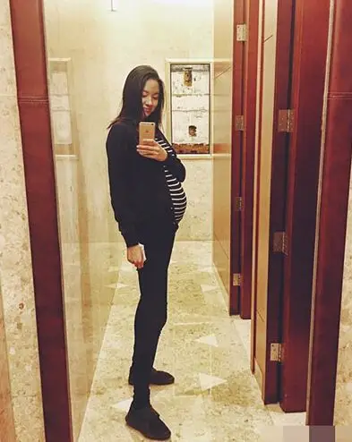 视频张梓琳挺孕肚晒照女神大长腿依然抢镜