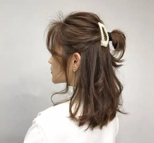 半扎丸子头,还可以在头上卡一个珍珠发卡,漂亮好看更添时尚感.