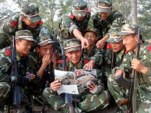 石嘴山市武警训练间隙忙充电(图)