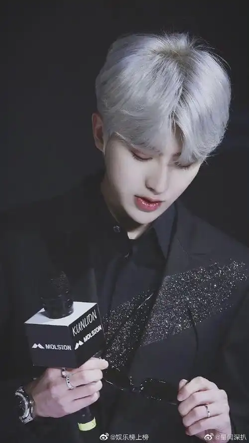 快来看蔡徐坤银发合集!