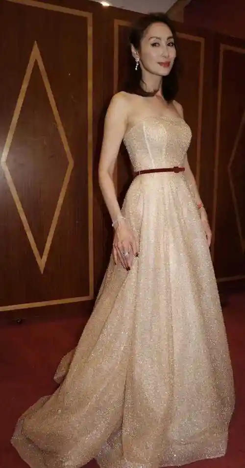 富商千金郭可盈穿薄纱连衣裙庆生气质高贵优雅49岁丝毫不见老