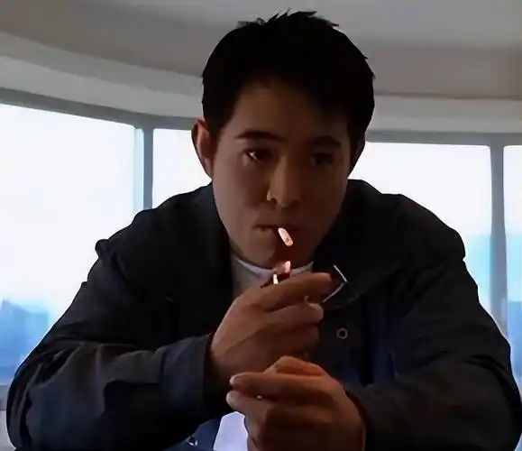 10位明星抽烟姿势,吴彦祖帅气,张国荣销魂,周润发成就经典_李连杰