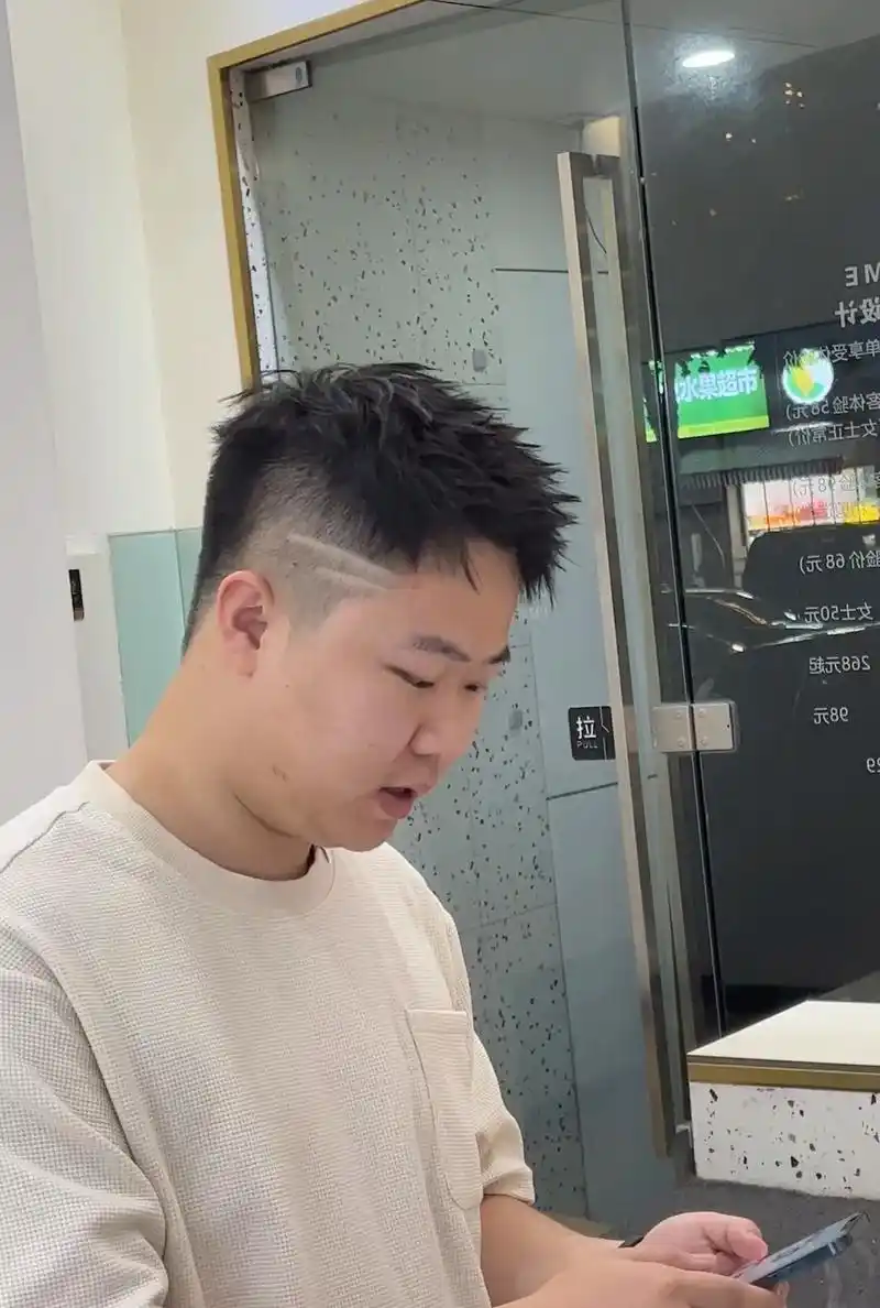 适合圆脸的凌乱抓刺发型.帅哥脸型:国字脸偏圆 !发质:细软偏 - 抖音