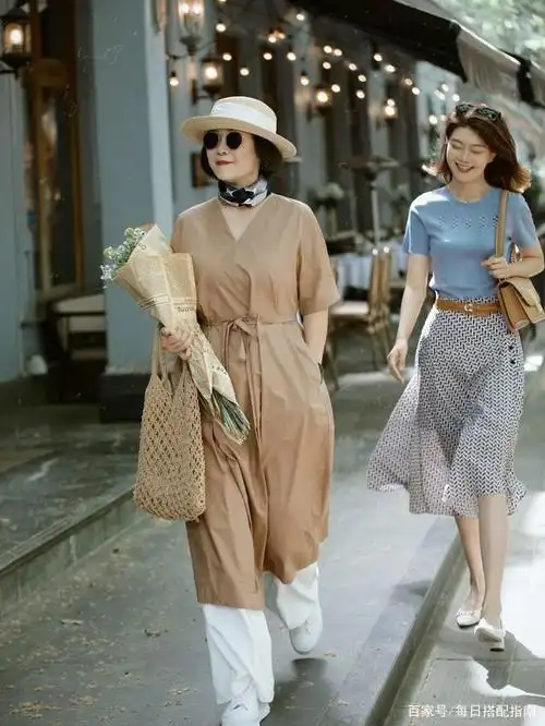 如何优雅地老去?50,60岁女人试试这几个穿搭技巧,减龄又显气质!