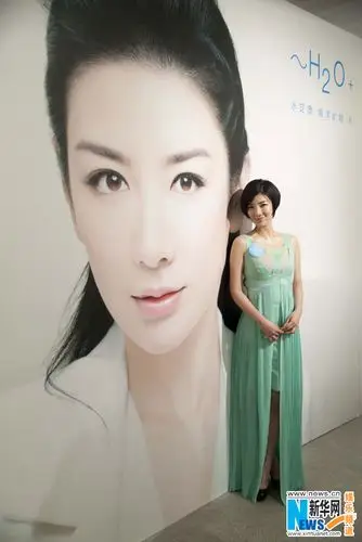高清组图:短发黄奕代言尽显清纯范儿 水绿长裙秀美胸