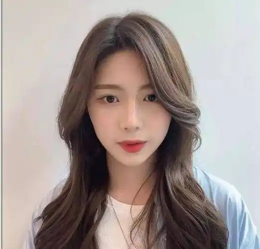 鱼尾烫发型不仅百搭还显脸小