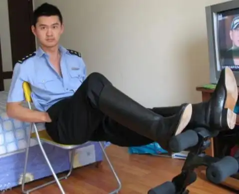 【转载】警察爱穿大马靴1