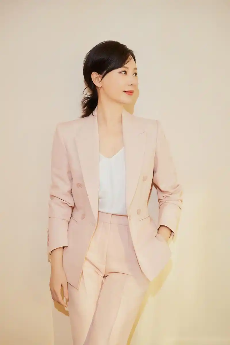 陈数着粉色西服套装内搭奶白深v吊带出席采访通告,摩