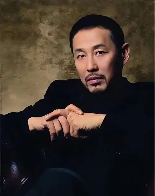 巨星相遇震撼时刻:陈道明周润发同框,点燃影迷激情热搜不断!