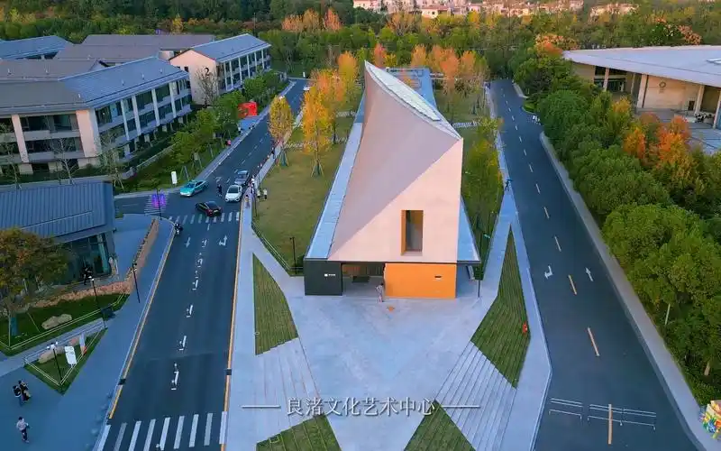 杭州良渚文化艺术中心,在夕阳下有种工业极简线条的美学