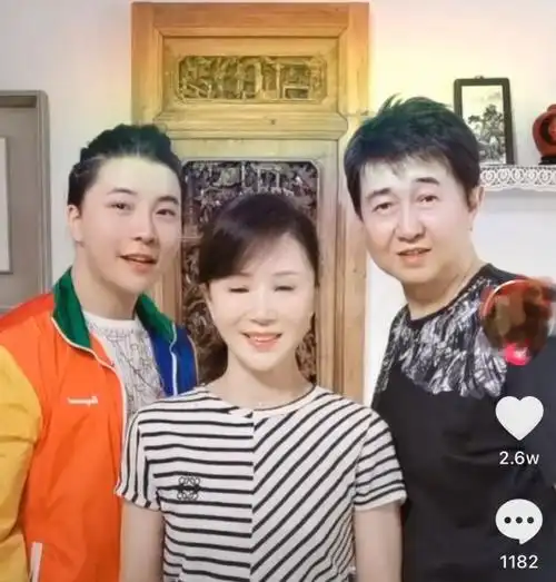 付笛生全家福曝光,老婆戴翡翠贵气十足,52岁仍然状似少女