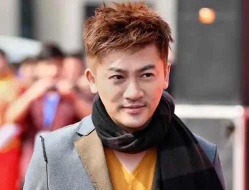 45岁苏有朋怎么还不老卡其色潮男西服搭配中分烫发斯文又帅气