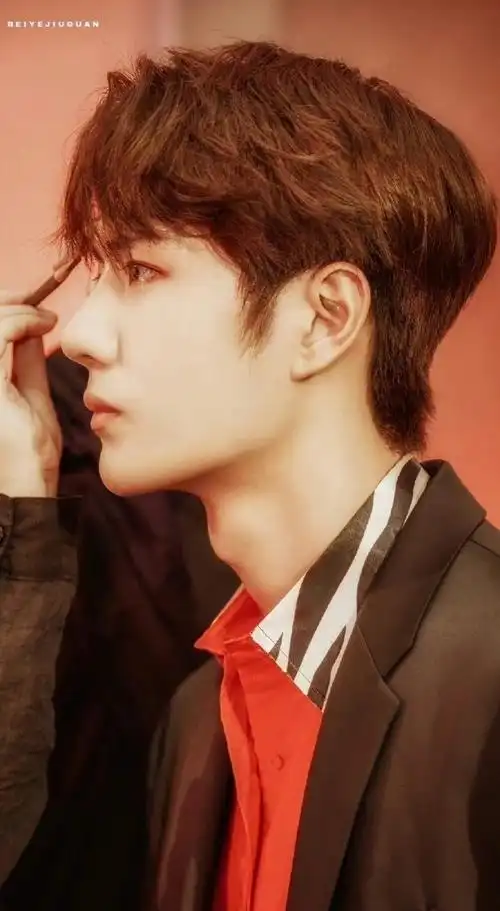 鼻梁,唇部线条流畅唯美,下颌,喉结线条凌厉性感,再配上精致的五官