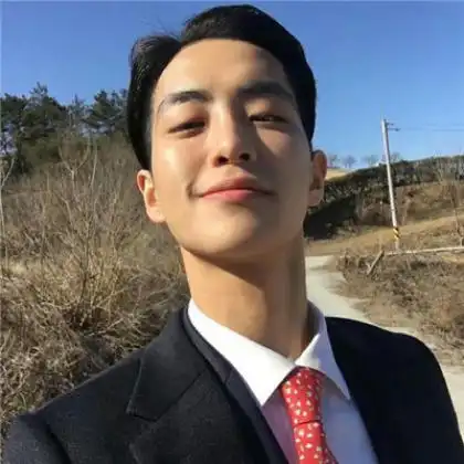 阳光爱笑的男生头像笑的有点呆呆的有点腼腆的