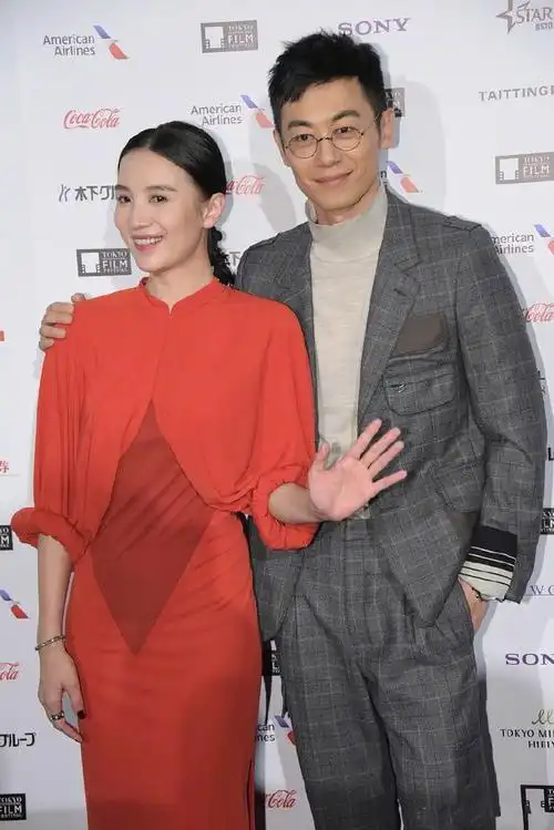 求生欲真强!朱亚文称最熟悉的女演员是宋佳,随后飞吻台下妻子