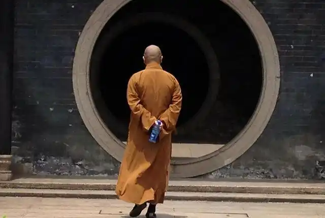 故事:妻子走失,男子苦寻未果,老和尚说一话他剃度出了家