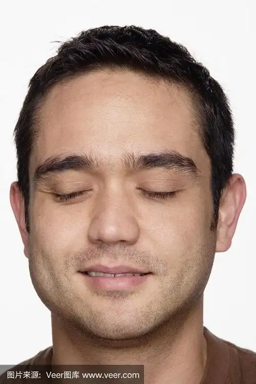 年轻人闭着眼睛,特写