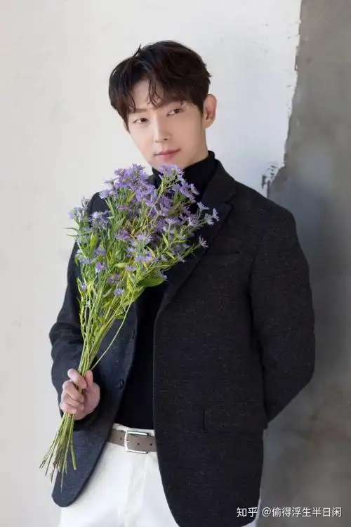 个人认为李准基长得非常精致,不过他颧骨太高,有时候会觉得有点大饼脸