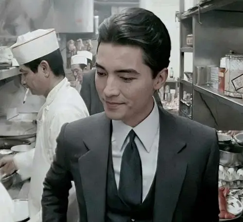 在回忆这段往事时,尊龙幽默地笑道,"我并不觉得凄慘,遗憾的倒是那时没