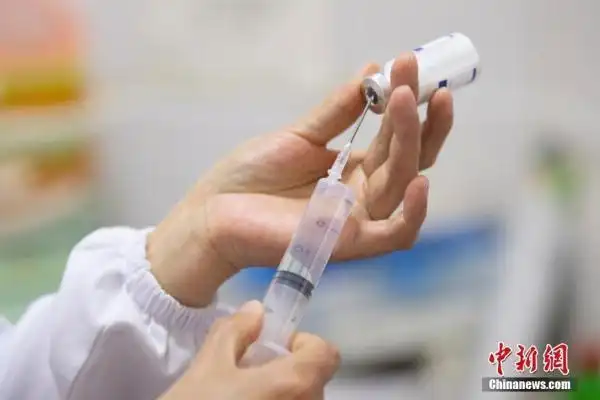 正在配药的简阳平.文/王剑 图/赵春亮