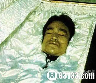 1973年7月20日,世界著名的动作电影明星李小龙猝然离世,年仅32岁.