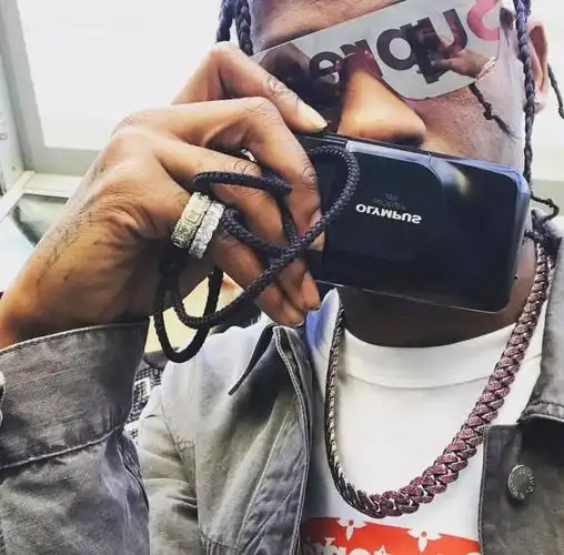▼travis scott的supreme x louis vuitton,现在炒卖价约6000人民币.