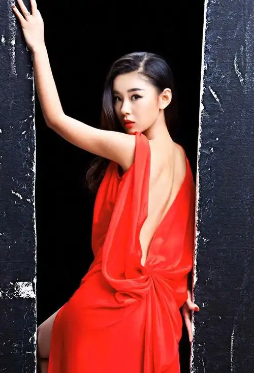 热情似火的红色,碰撞上李小萌的甜美气质,使得李小萌看上去既火辣热情