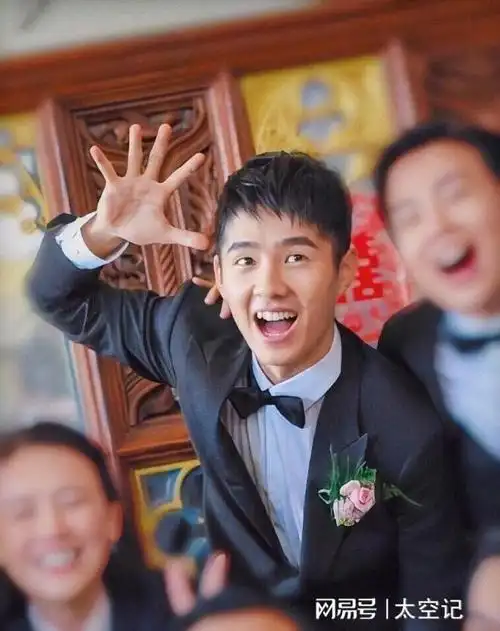 演员董晴结婚众星云集 :谭松韵一身行头过万,黄晓明细节见人品|刘昊然