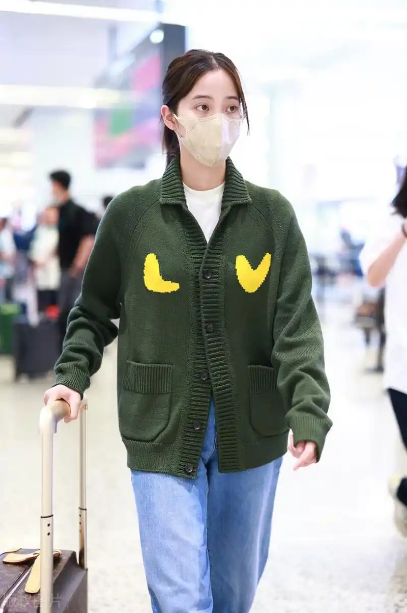 欧阳娜娜机场街拍,针织开衫搭配牛仔裤,温柔舒适又自在,时髦精也爱