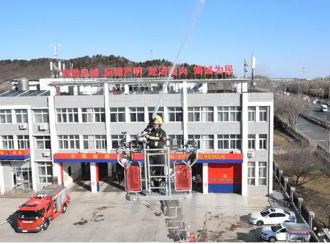 采取"不定场地,不拟脚本"的形式,随着响彻营区的警铃声,消防站指战员